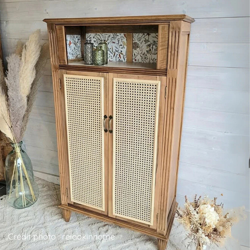 Petit buffet-vitrine Art Déco verni relooké bois naturel et cannage - Intérieur papier peint