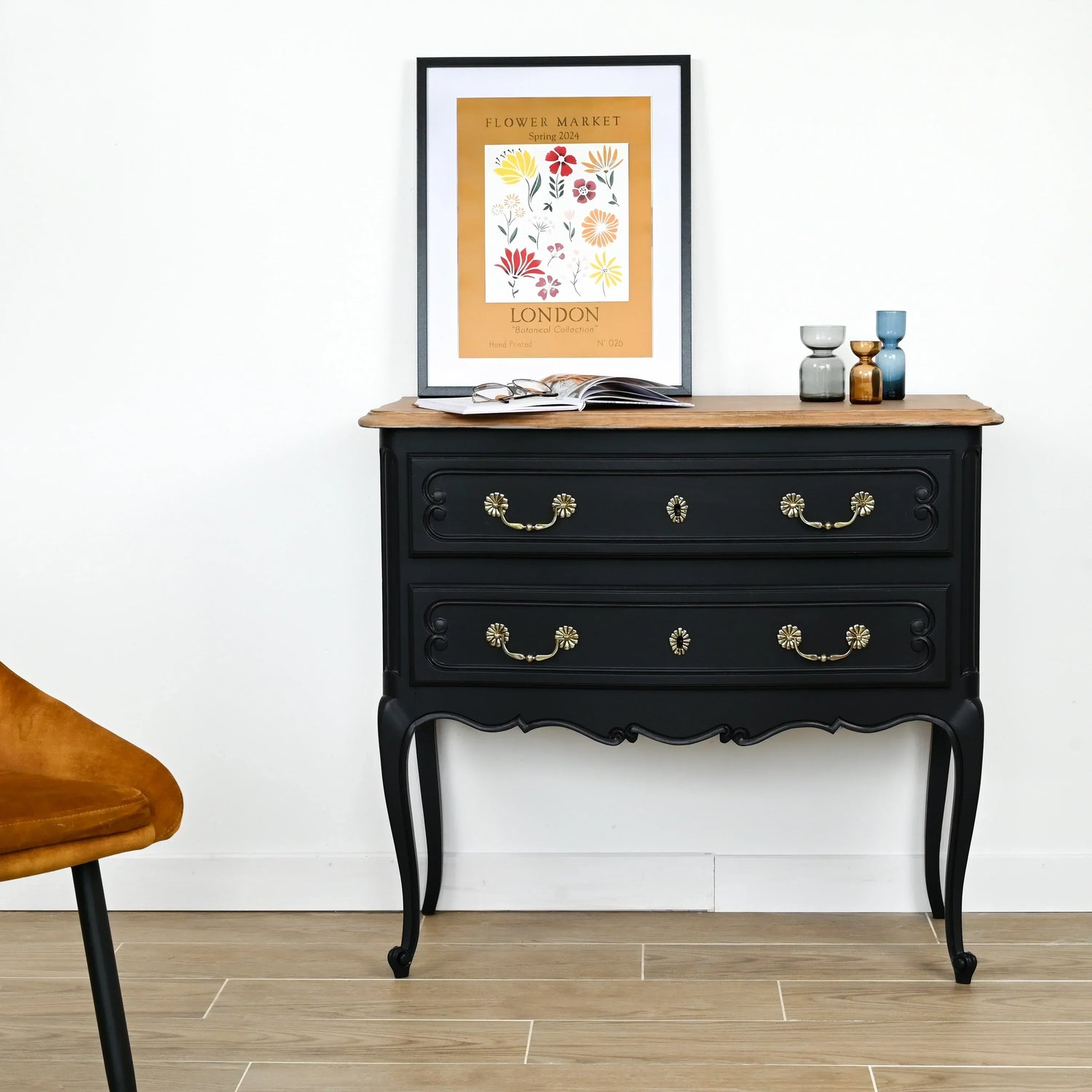 Commode en bois relookée en couleur noire