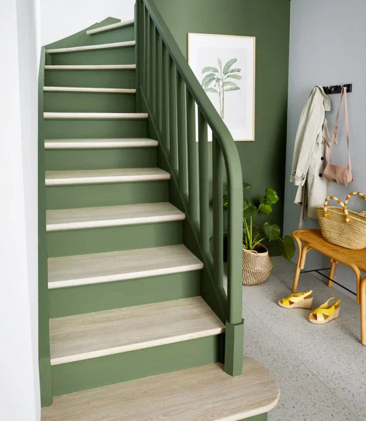 Escalier en bois repeint avec une peinture Effet bois et une couleur verte