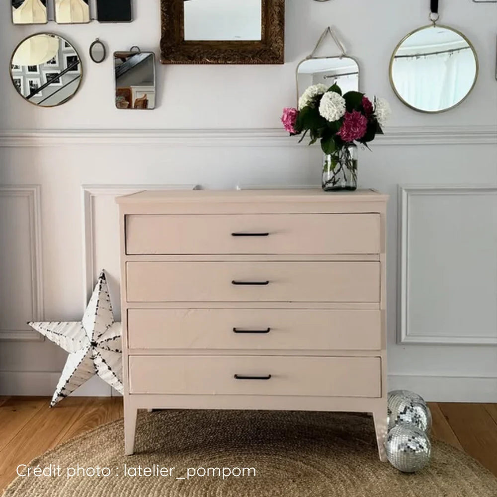 Ancienne commode repeinte en couleur Beige rosé Eléonore Déco et poignées changées