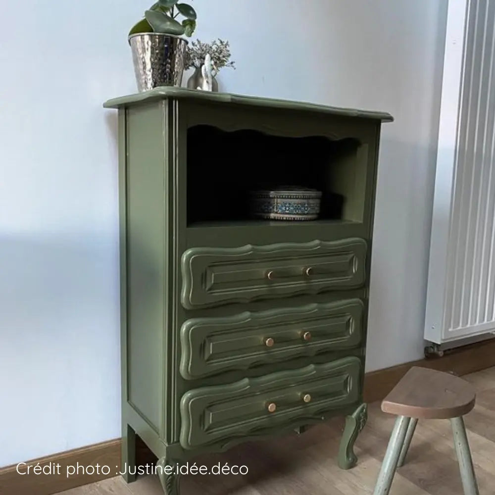 Avant/après commode classique en bois verni repeinte avec la peinture meuble vert Kaki