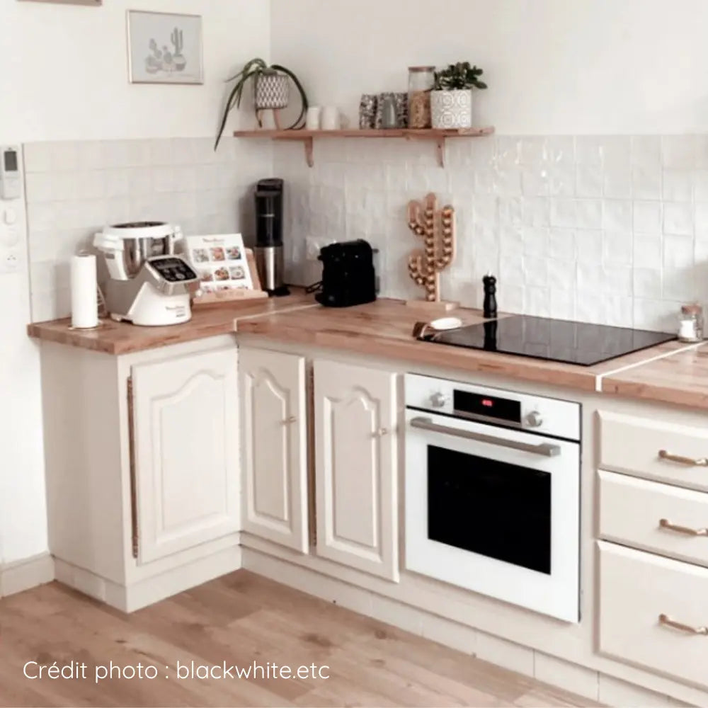Cuisine rustique en chêne avec portes chapeaux de gendrme, repeinte avec la couleur beige Pierre