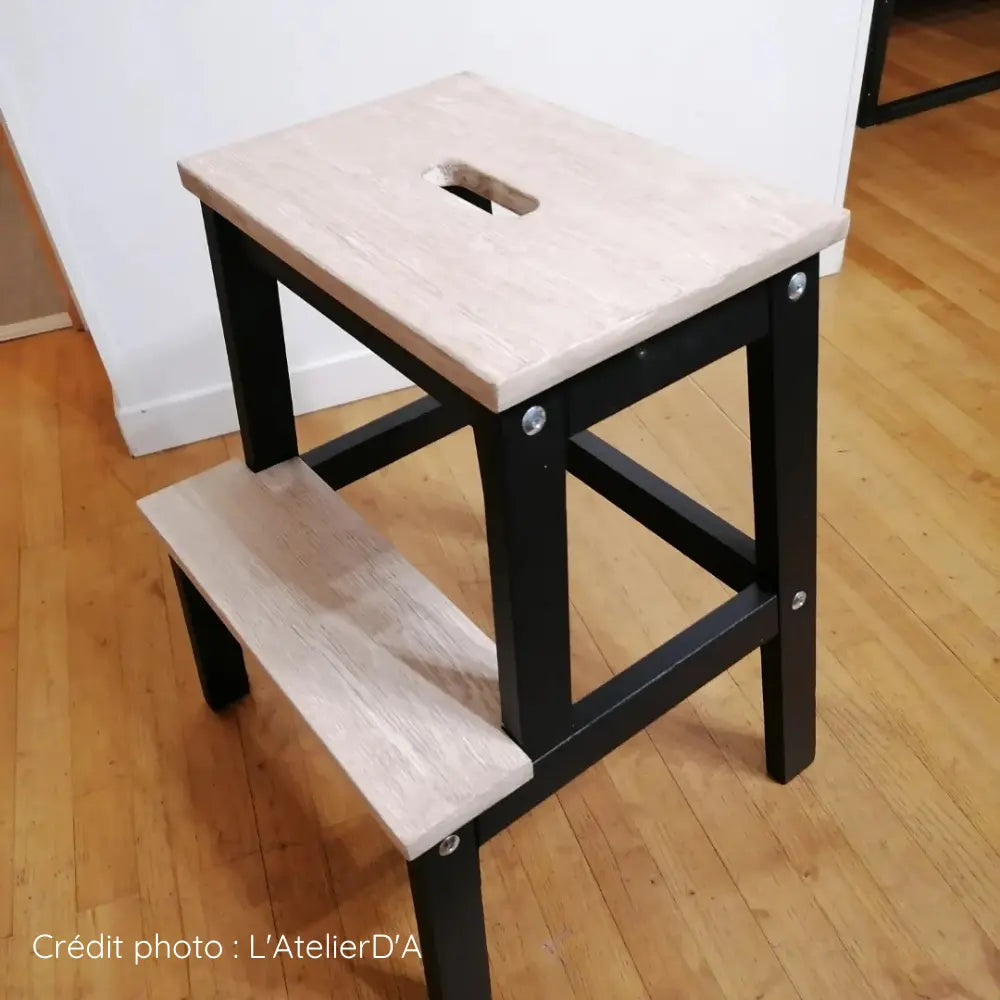 Avant/après Tabouret IKEA BEKVÄM en peuplier repeint avec les peintures Noir et Effet bois flotté