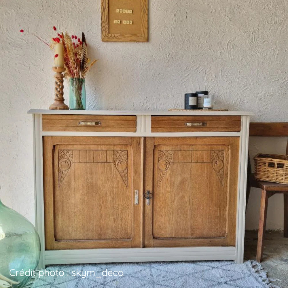 Meuble Art Déco poncé puis repeint en partie, portes et tiroirs en bois naturel