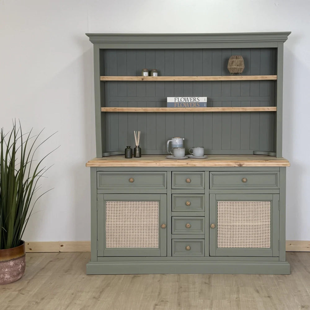 Buffet en pin totalement relooké avec la peinture Simplcité Mat Vert de gris Eléonore Déco et Bois naturel
