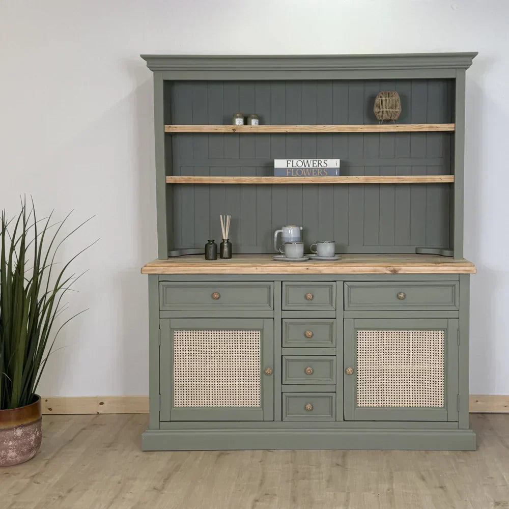 Buffet en pin massif totalement relooké avec peinture vert de gris et cannage