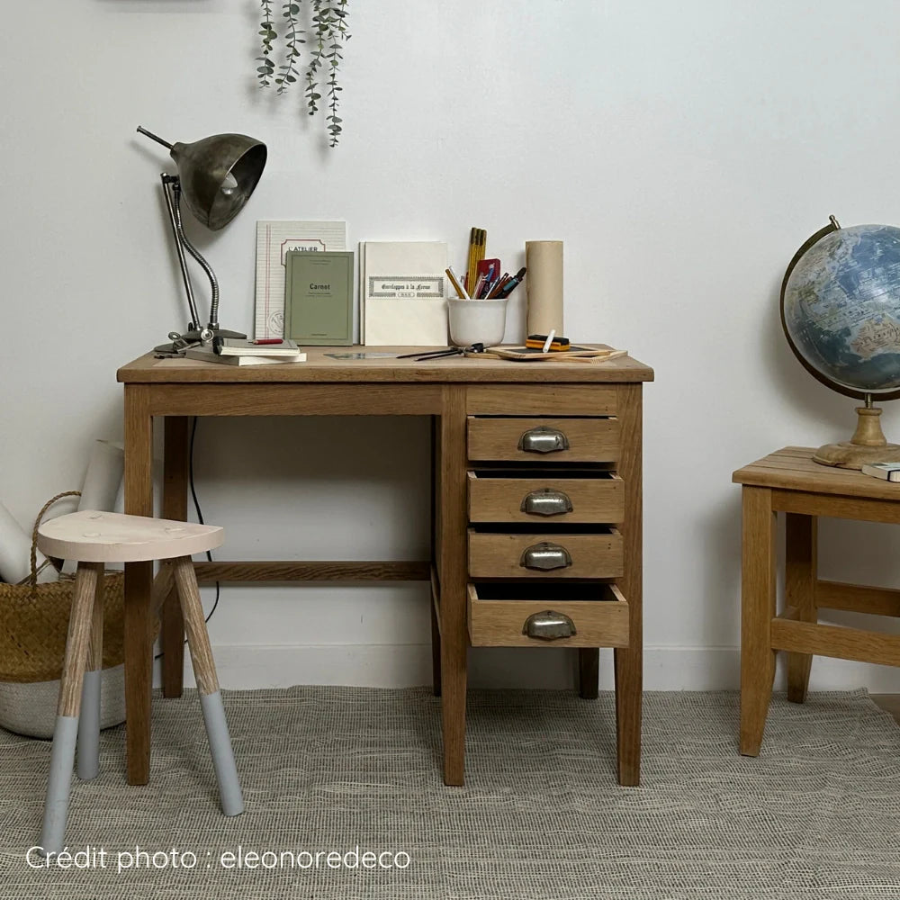 Bureau ancien en bois verni relooké : décapé puis protégé