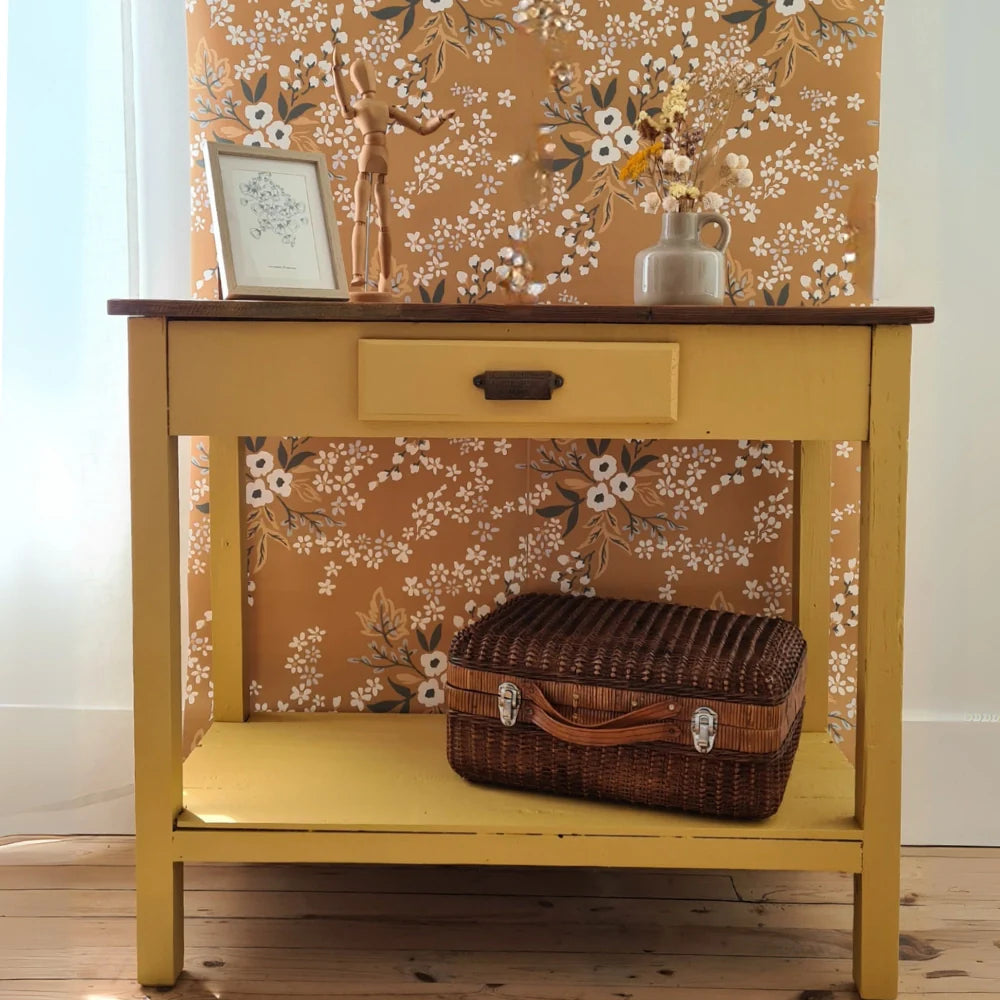 Avant/Après Desserte en bois relookée : décirée puis repeinte en couleur jaune Toscane