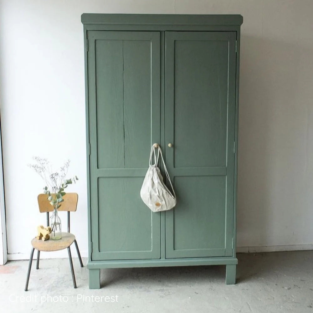 Armoire ancienne en bois poncée puis relookée avec peinture pour meuble vert Fougères Eléonore Déco