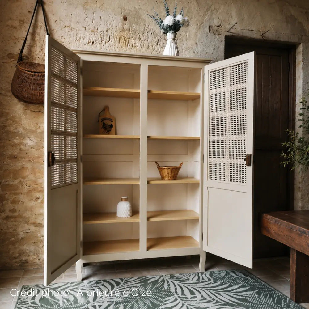 Armoire ancienne enbois et cannage repeinte en couleur blanc à l'intérieur et couleur Lin à l'extérieur