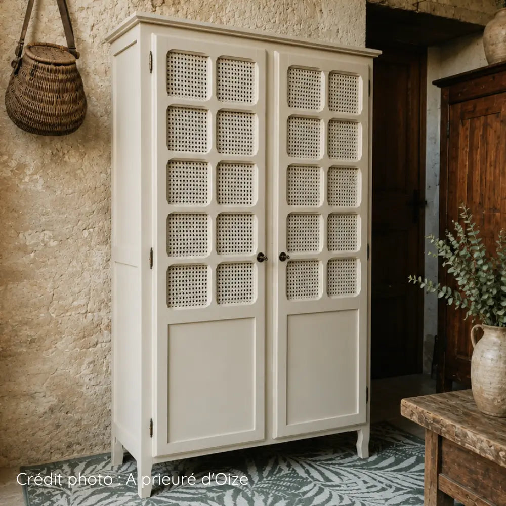 Armoire petits carreaux vitrés en bois verni relookée avec peinture et cannage