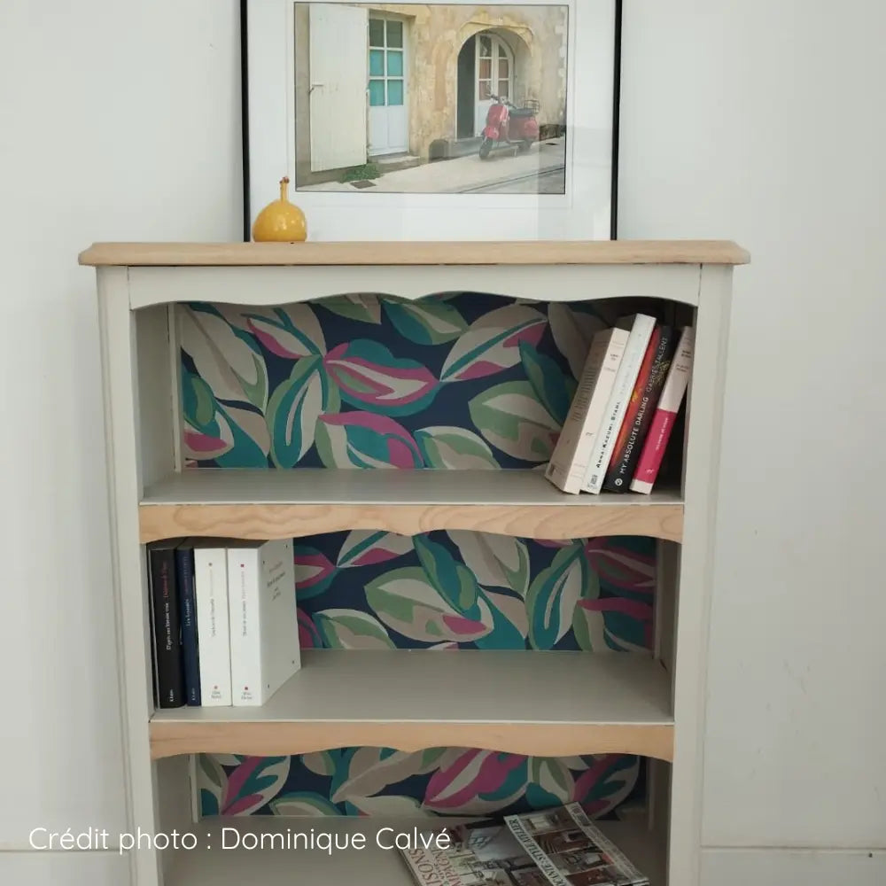 Etagère Bibus en bois verni relookée avec peinture couleur Soie sauvage et papier peint