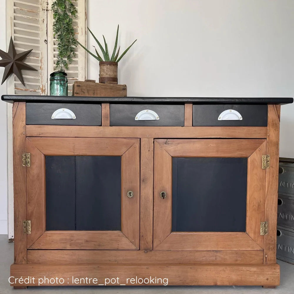 Buffet de campagne relooké bois naturel et peinture Noir sur portes et tiroirs