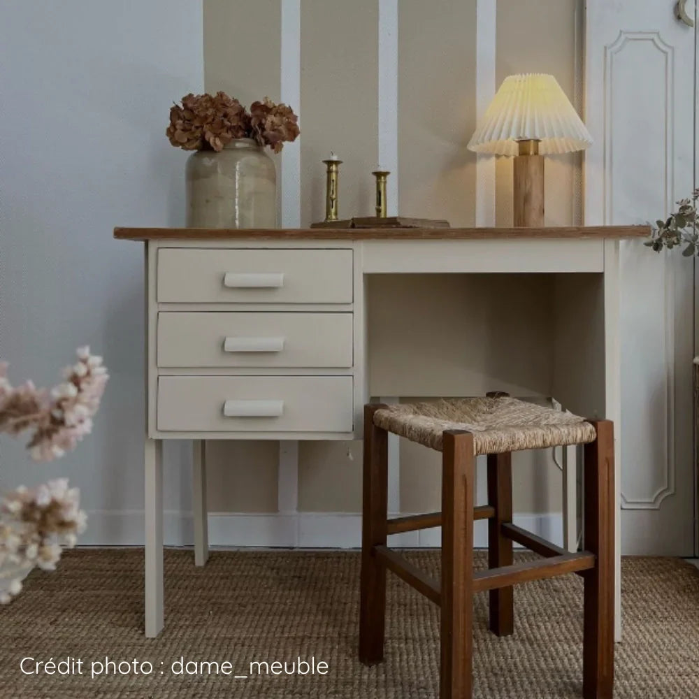 Bureau ancien en bois verni relooké : peinture couleur Lin et bois naturel