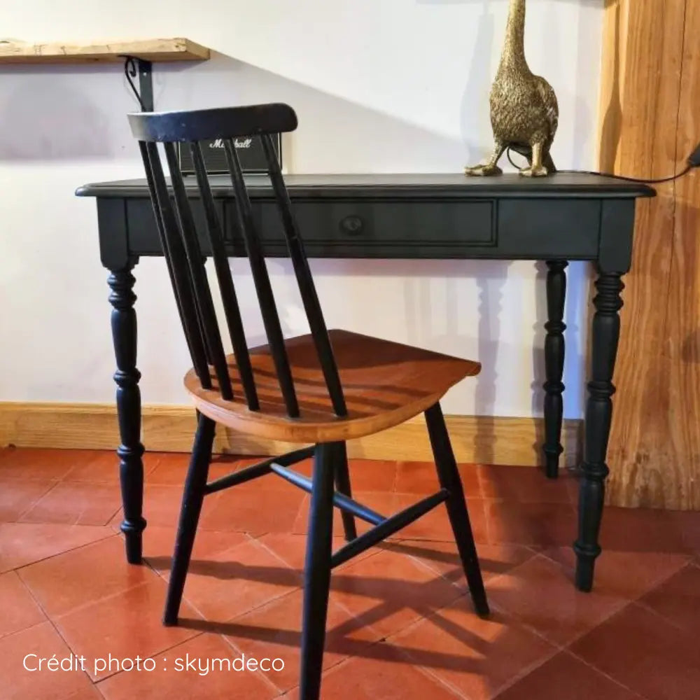 Bureau et chaise vernis repeints avec la peinture meuble Noir sans décapage
