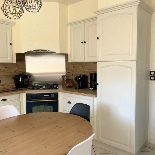 Meubles de cuisine en bois repeints en blanc