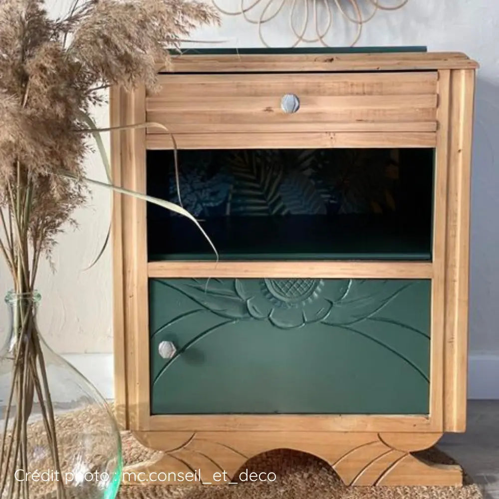 Table de chevet Art déco porte relookée avec peinture leur vert Sequoia et le reste bois au naturel