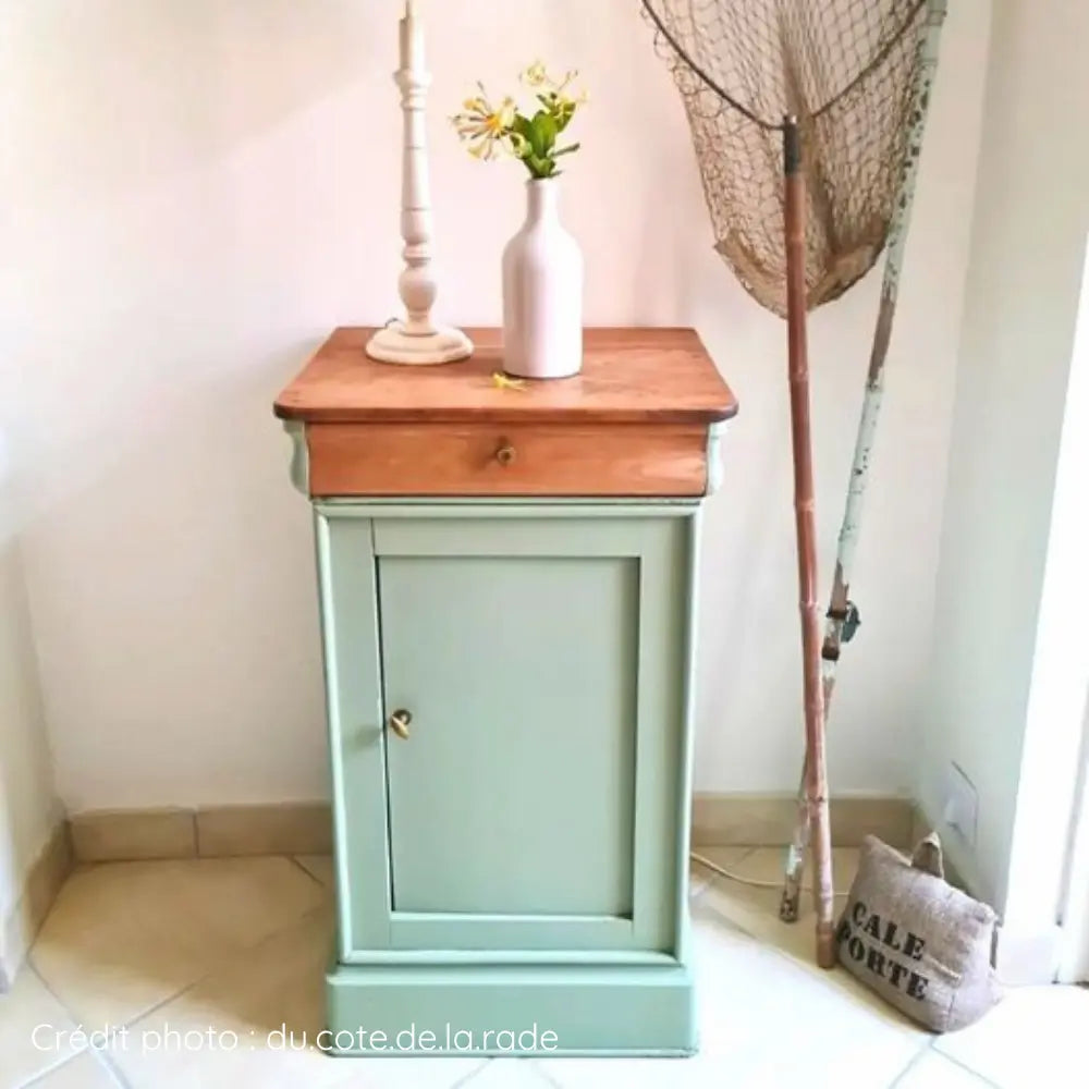 Table de chevet Louis Philippe en merisier verni repeinte en couleur vert Jade et plateau laissé en bois naturel