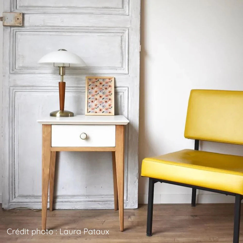 Table de chevet en bois style scandinave poncée et relookée