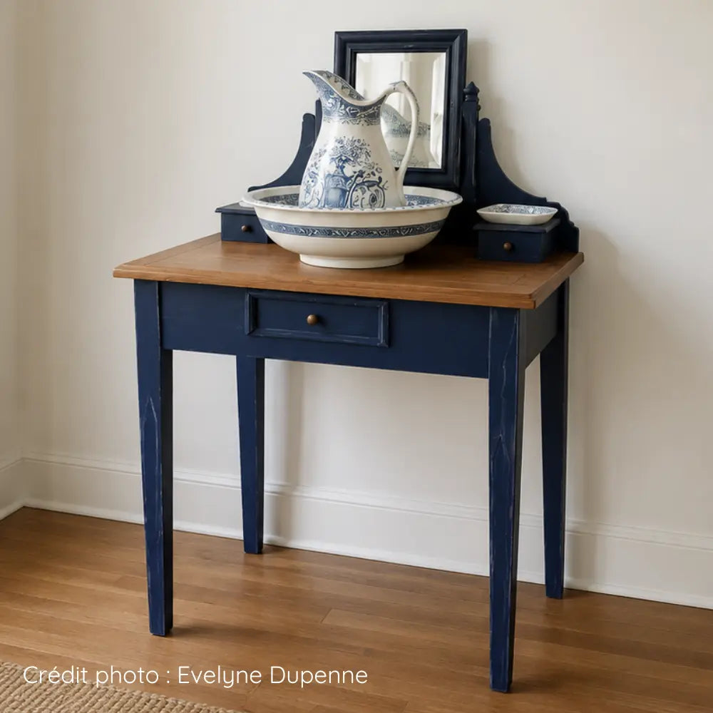 Coiffeuse en bois repeinte avec la peinture meuble couleur bleu Abysses. Plateau laissé en bois naturel.