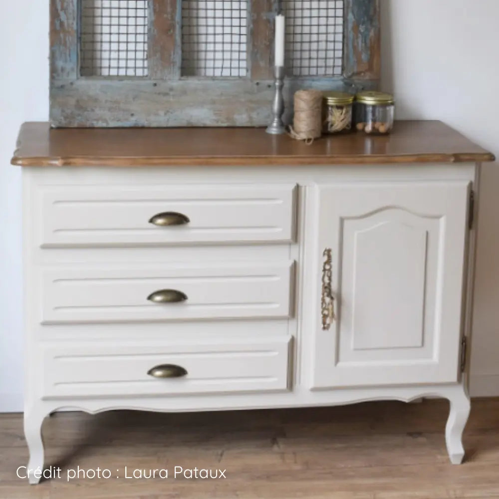 Commode 3 tiroirs et 1 porte en bois verni repeinte couleur Meringue et plateau laissé au naturel