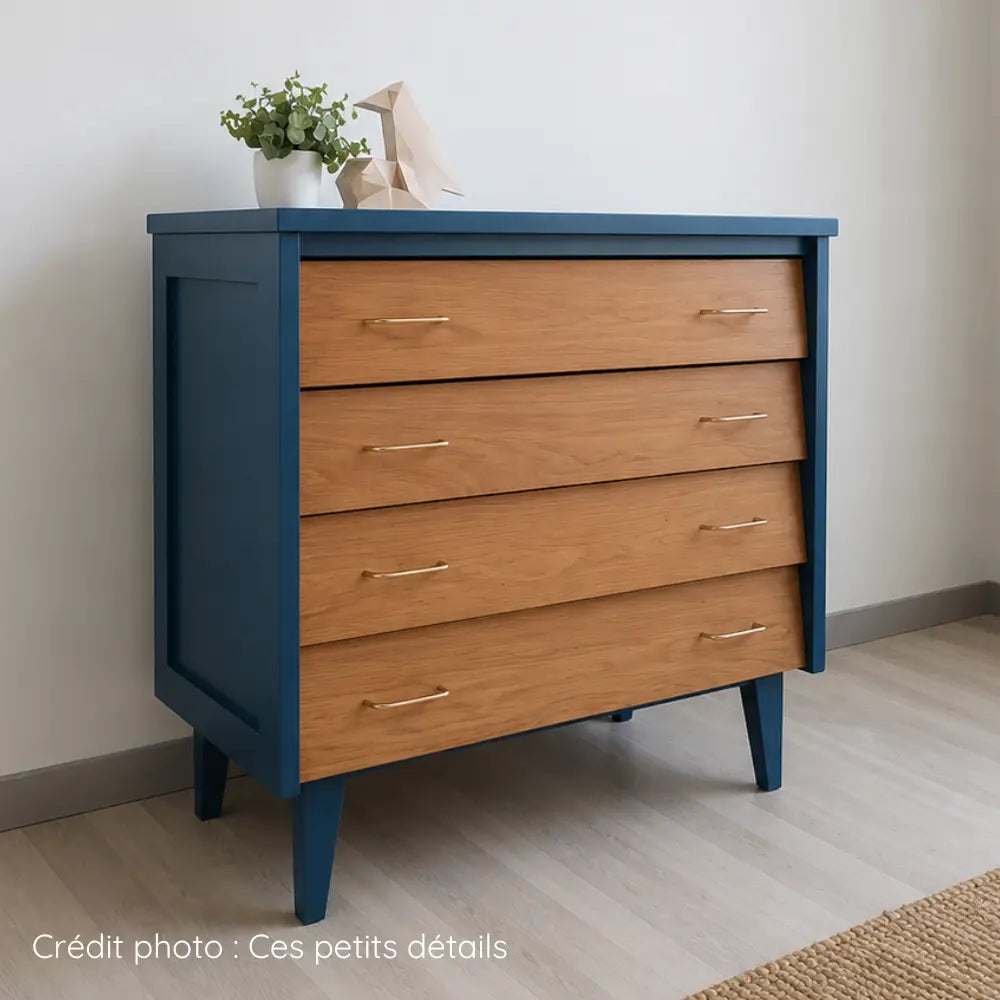 Commode en bois verni style sacnadinave pied compas, repeinte en Bleu nuit et tiroirs laissés naturels