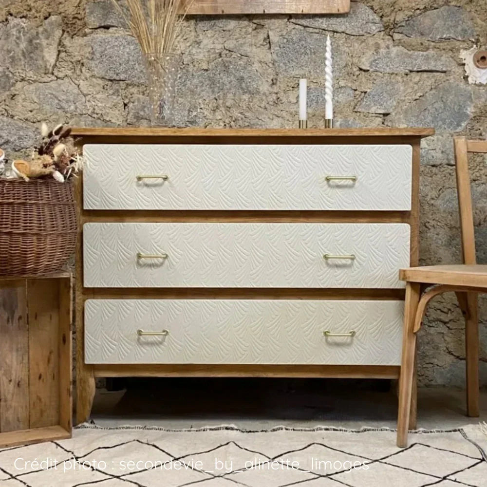 Commode en bois trois tiroirs repeinte en couleur Meringue