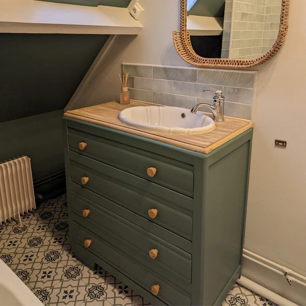 Commode repeinte et transformée en meuble sous vasque dans la salle de bain