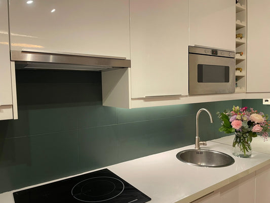Crédence de cuisine en carrelage repeinte en vert avec peinture cuisine Eléonore Déco