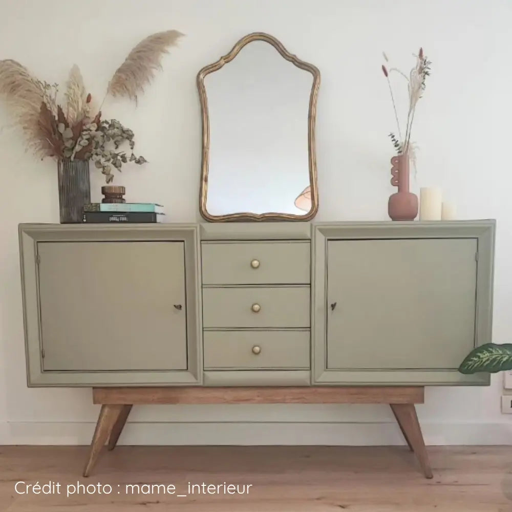 Enfilade en bois verni Art déco repeinte avec la couleur Vert de gris et pieds compas laissés en bois naturel
