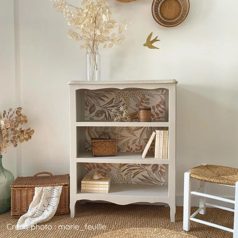 Etagère Bibus en bois relookée avec peinture pour meuble couleur Lin et papier peint