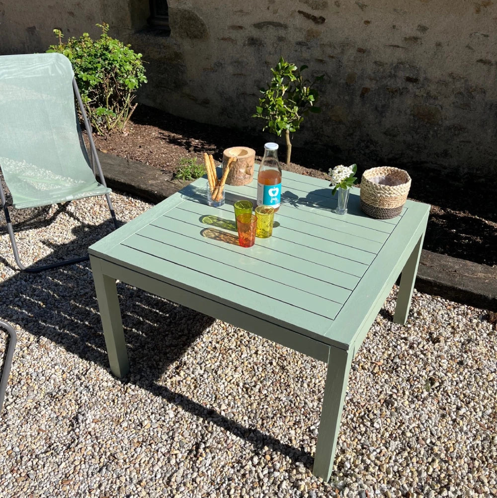 Table basse de jardin en bois repeinte avec la peinture extérieure Eléonore Déco couleur vert Fenouil