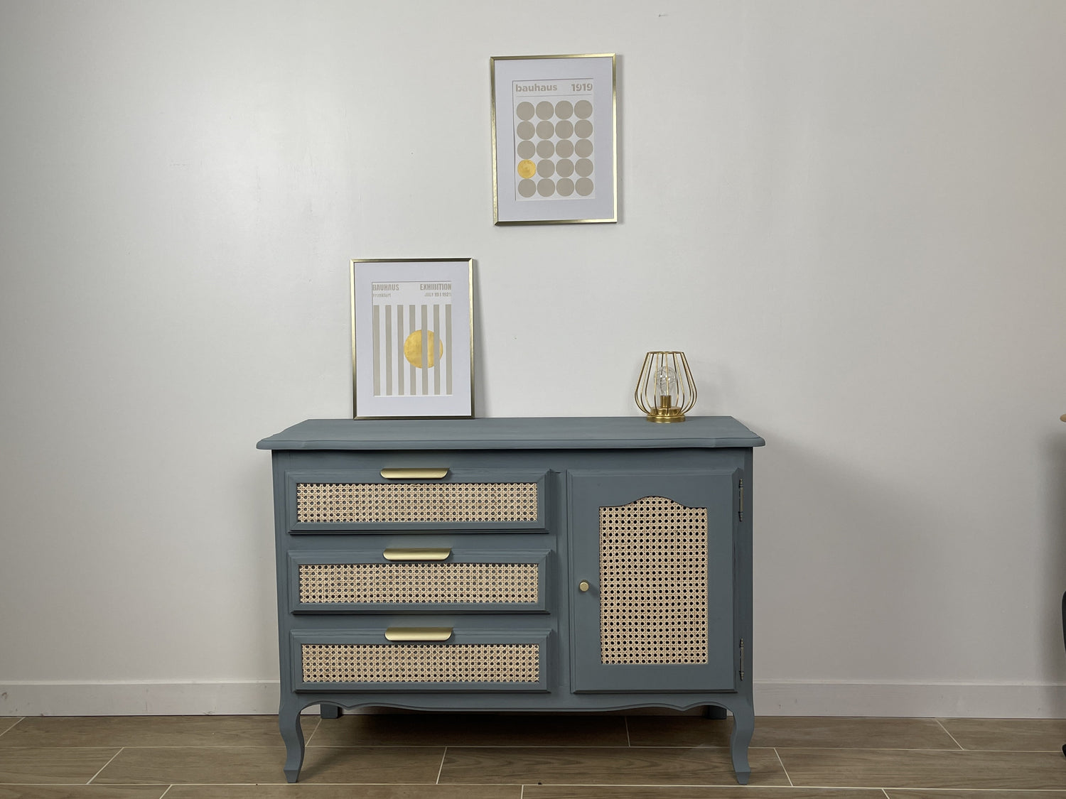 Meuble en bois relooké avec peinture et cannage
