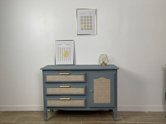 Meuble en bois relooké avec peinture et cannage