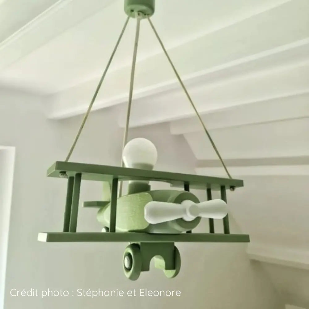 Suspension luminaire enfant avion peinte avec la peinture meuble vert Fenouil