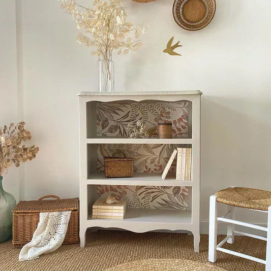 Meuble de brocante en bois peint en blanc