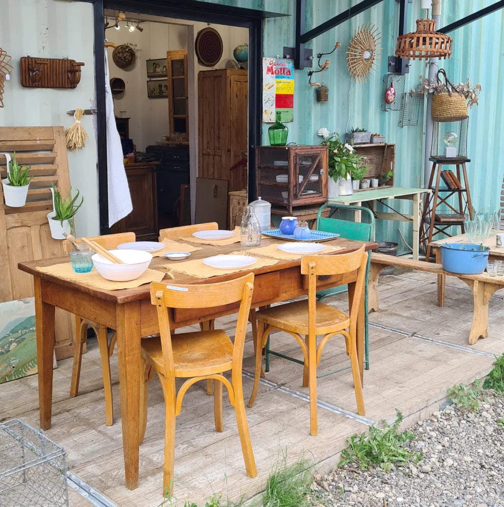 Meubles en bois chinés en brocante
