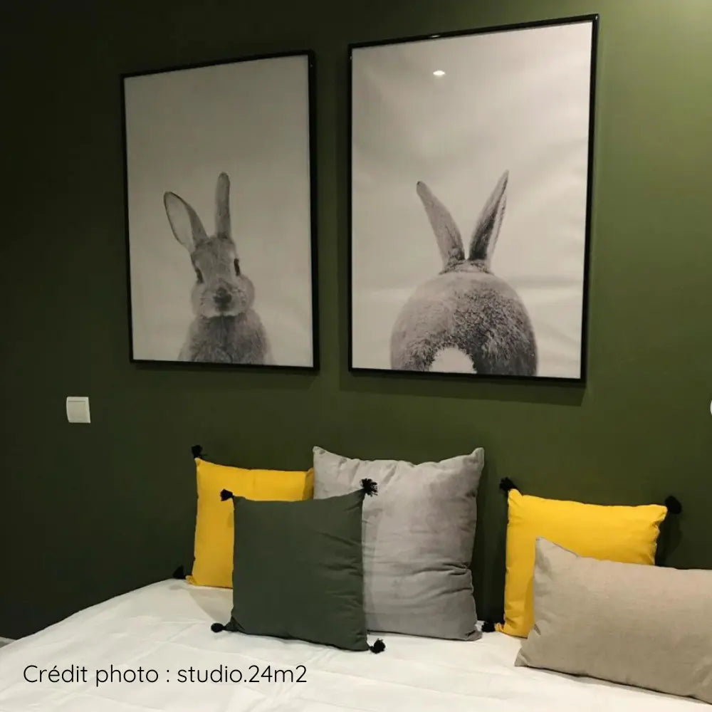 Mur côté tête de lit peint avec la peinture murale vert Kaki