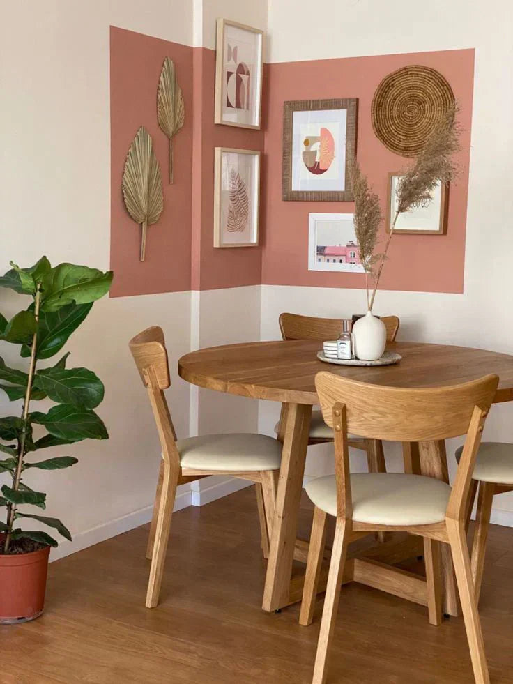 Décoration muurale avec cadres et peinture