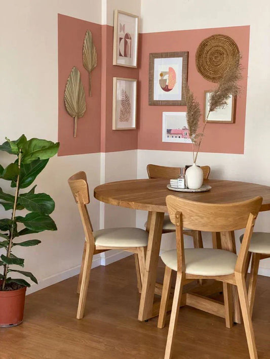 Décoration muurale avec cadres et peinture