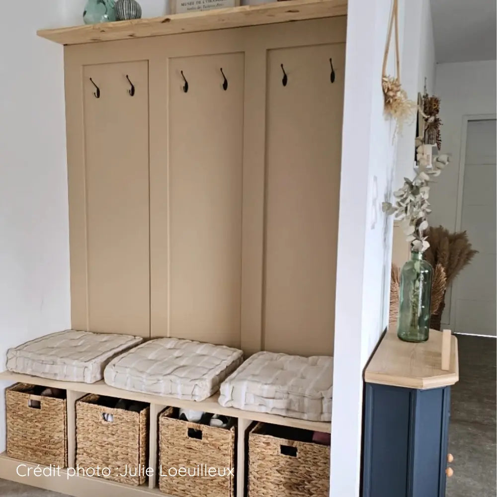 Penderie DIY sur mesure dans une entrée, peinte avec peinture meuble couleur beige Désert