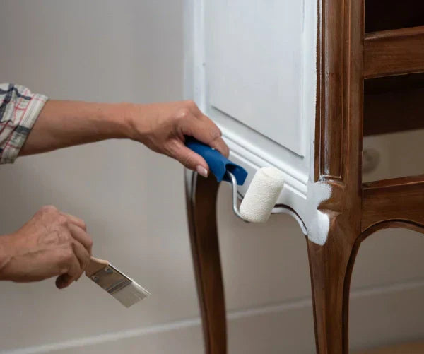 Application d'une sous-couche sur un meuble avant peinture sous certaines conditions.