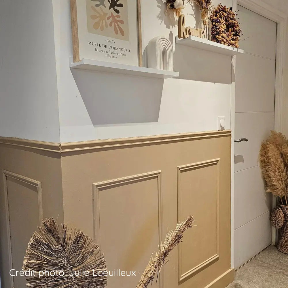 Soubassement en bois mouluré peint avec la peinture meuble beige Désert