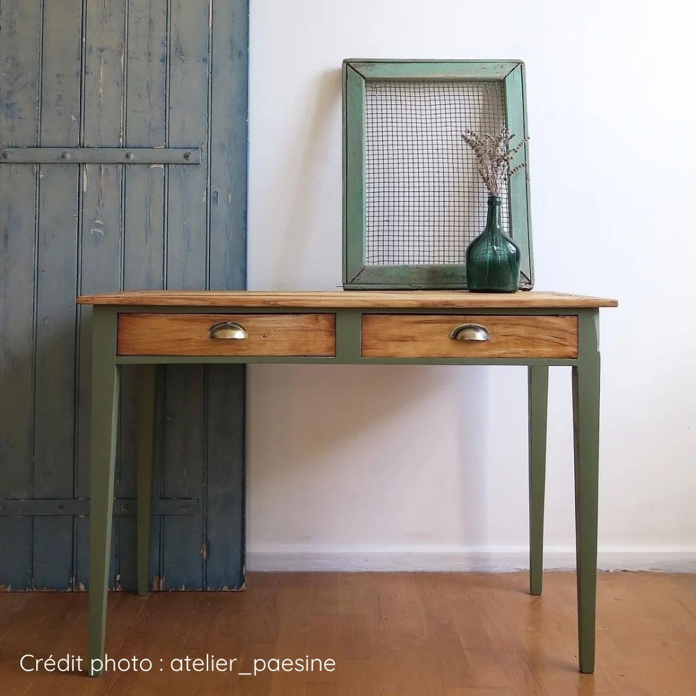 Table en bois avec tiroirs poncée puis repeinte en couleur kaki