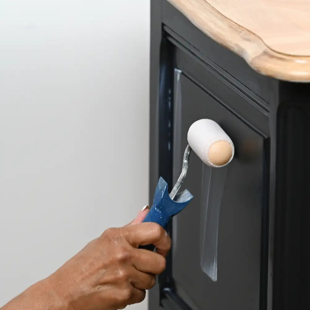Application du Vernis Eléonore Déco sur un meuble peint
