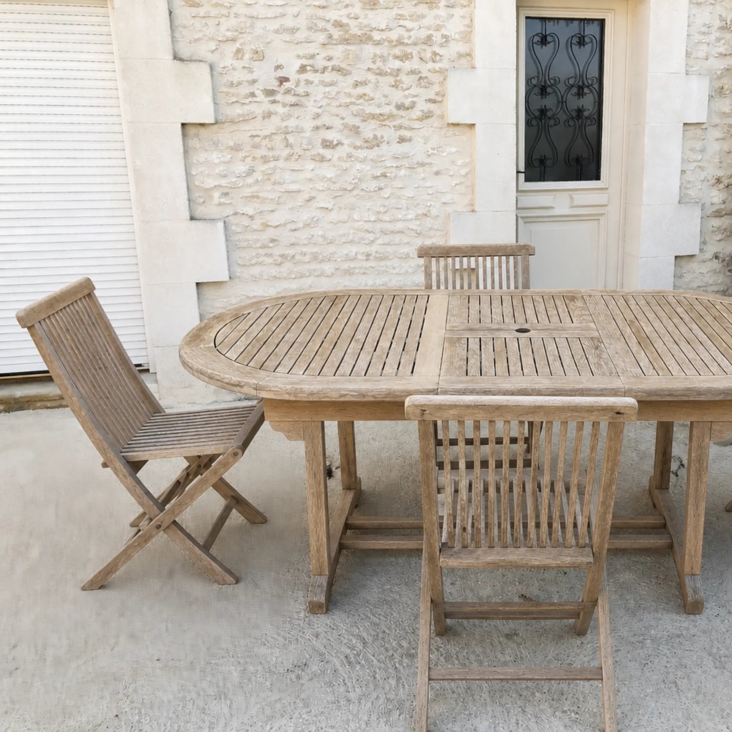 Table de jardin en teck dégrisée avec le dégriseur de bois Dégribois Eléonore Déco