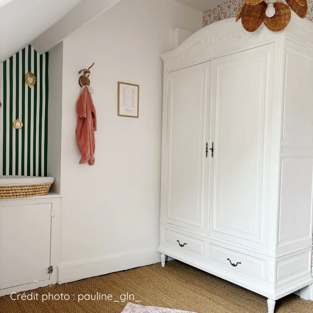 Armoire ancienne en bois repeinte blanc après rénovation meuble déco