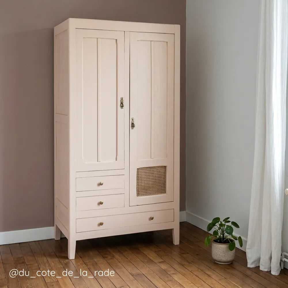 Armoire ancienne en bois repeinte en Beige rosé