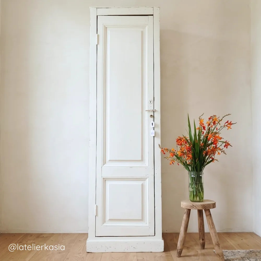 Armoire en bois de style repeinte avec la douce teinte Craie
