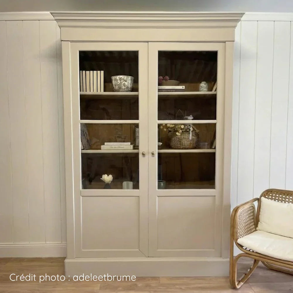 Armoire en bois avec porte vitrée nettoyée et repeinte